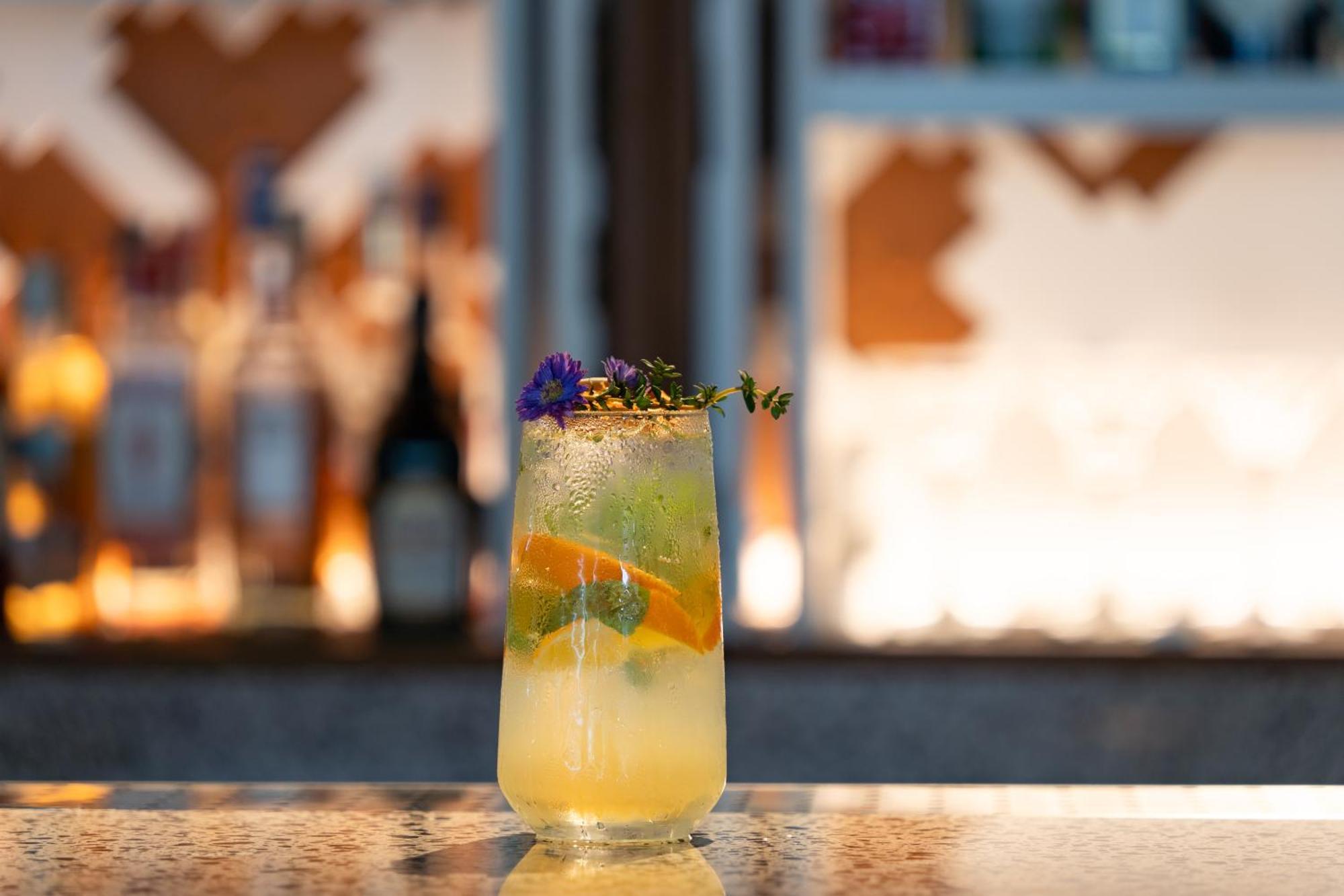 Saii Laguna Phuket Bãi biển Bang Tao Ngoại thất bức ảnh A cocktail at the bar