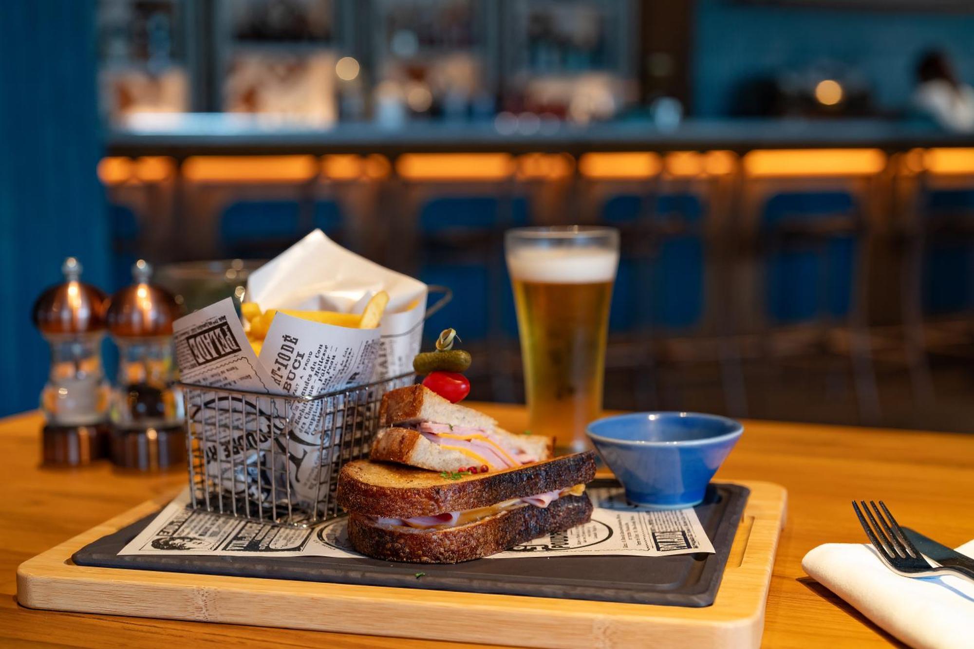 Saii Laguna Phuket Bãi biển Bang Tao Ngoại thất bức ảnh A ham and cheese sandwich with chips and a beer